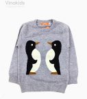 Áo len bé trai hình chim cánh cụt màu ghi size 2-10