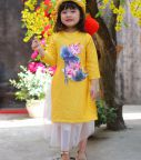 ao-dai-be-gai-theu-sen-mau-vang-size-30kg-45kg