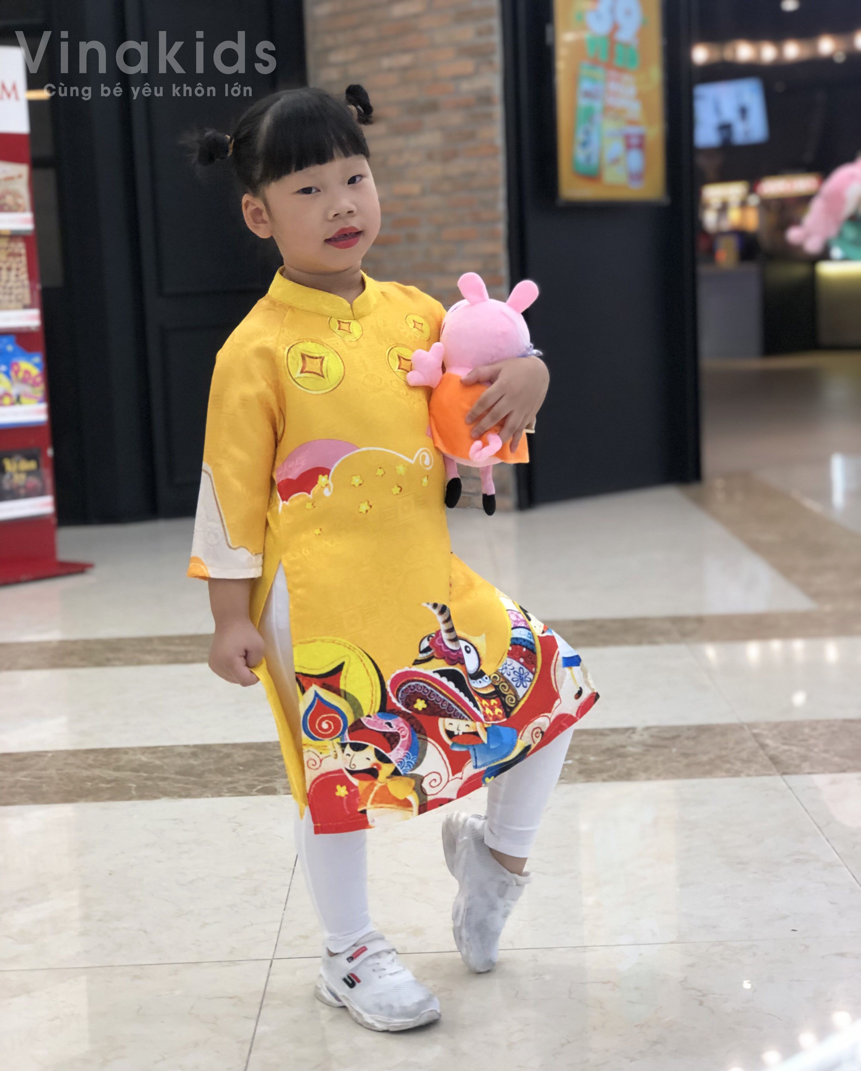 Bộ sưu tập áo dài cách tân cho bé gái của Vinakids với họa tiết tết màu vàng rực rỡ sẽ khiến cho bé yêu của bạn trông thật đáng yêu và quyến rũ. Hãy cùng ngắm nhìn bộ sưu tập này và khám phá vẻ đẹp truyền thống Việt Nam được nâng lên một tầm cao mới.