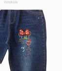 quan-jeans-dai-be-gai-theu-mickey-46-tuoi-1