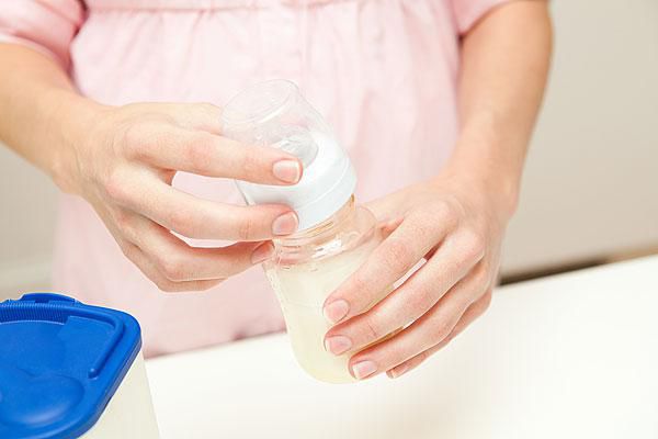 Bố mẹ mắc những sai lầm khi pha sữa cho con mà bố mẹ nên biết