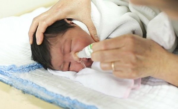 Cách rửa mũi đúng cách cho trẻ sơ sinh