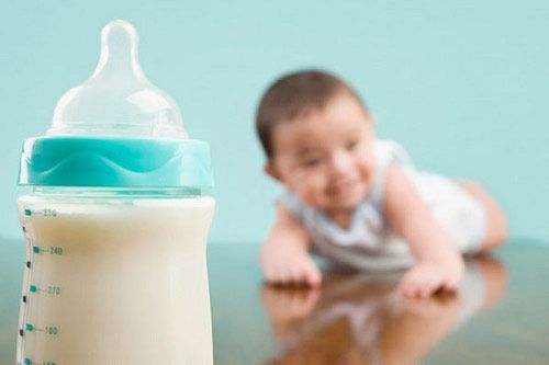 Nên hay không nên cho con uống sữa thay nước?