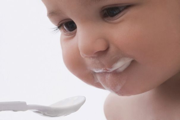 Những mẹ nghĩ gì khi cho trẻ ăn sữa chua là sai lầm
