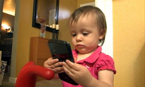 Sạc điện thoại có nguy hiểm gì đối với trẻ