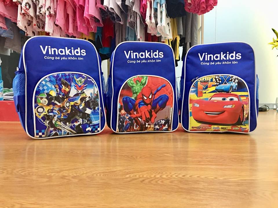 Vinakids tặng 160 balo nhân dịp năm học mới khi khách mua buôn quần áo trẻ em