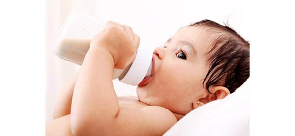 Mẹo nhỏ giúp mẹ chọn bình sữa và núm vú an toàn cho bé